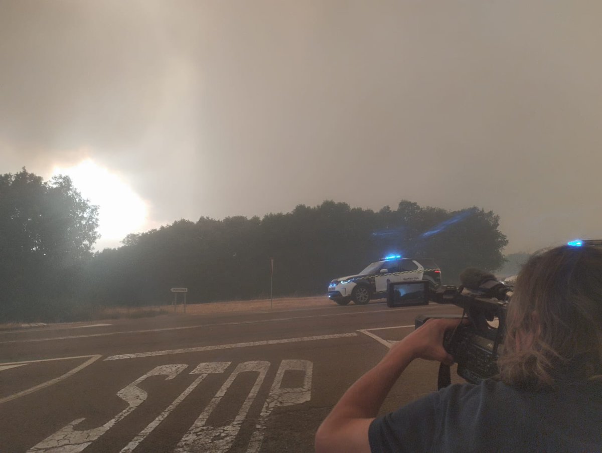Cortado el acceso a Guardo por carretera. Ante la proximidad de las llamas, se ha hecho un cortafuegos para proteger al pueblo aunque la mayoría de los vecinos están optando por salir del municipio