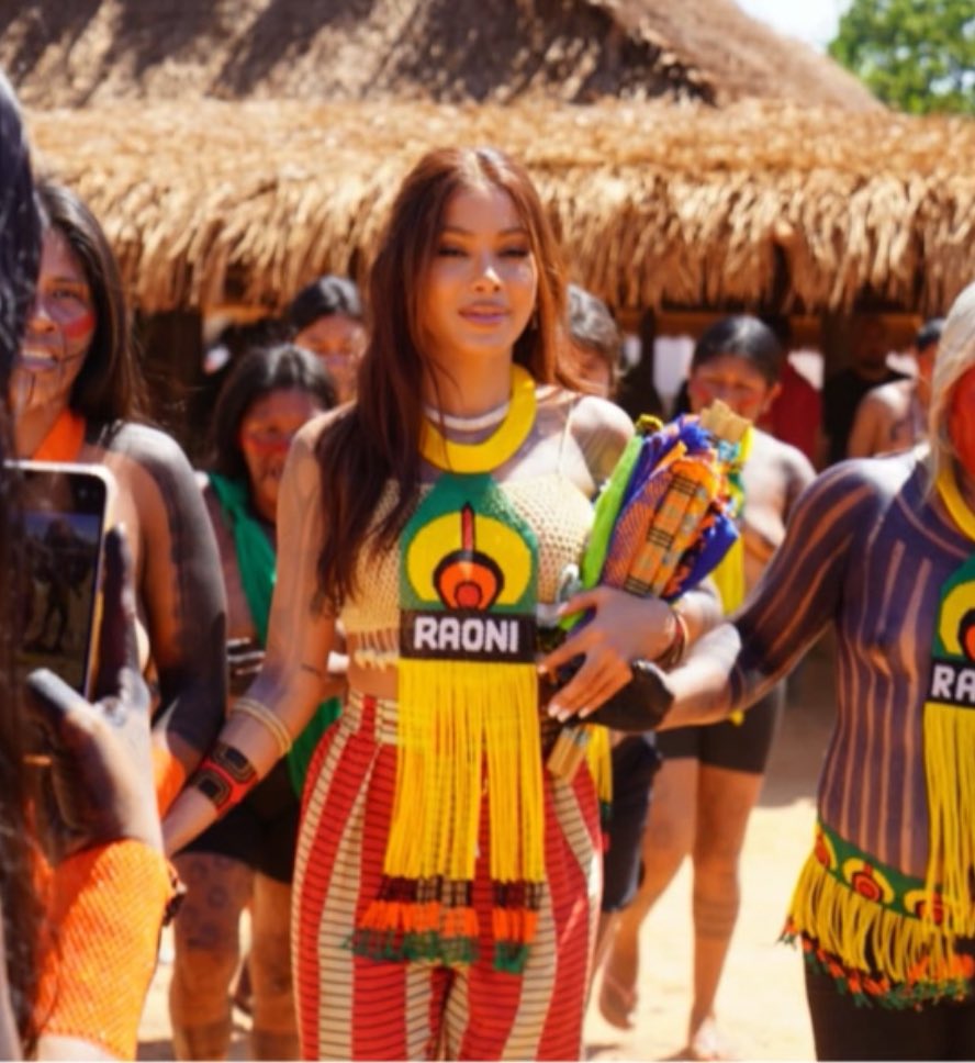 LINDA! Anitta acabou de chegar na Aldeia Piaraçu, no Mato Grosso.