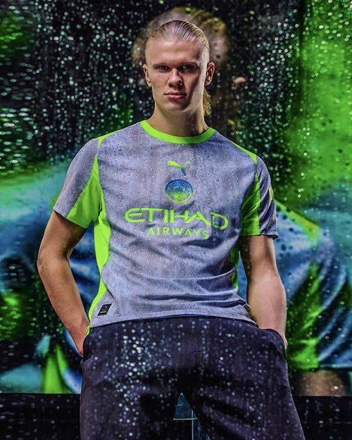 🚨 ☔💚 Aime-le ou déteste-le… le nouveau third de City peut être à toi !

Pour participer :
1️⃣ Follow <a href="/FRBlueMoon/">Blue Moon</a> &amp; <a href="/__MaxMaillots/">MaxMaillots 🇫🇷</a> 
2️⃣ Like ou RT
3️⃣ Tag un pote

💥 Bonus : -10% sur le site avec le code BLUEMOON
TAS dans 5 jours. Bonne chance ! 🔥