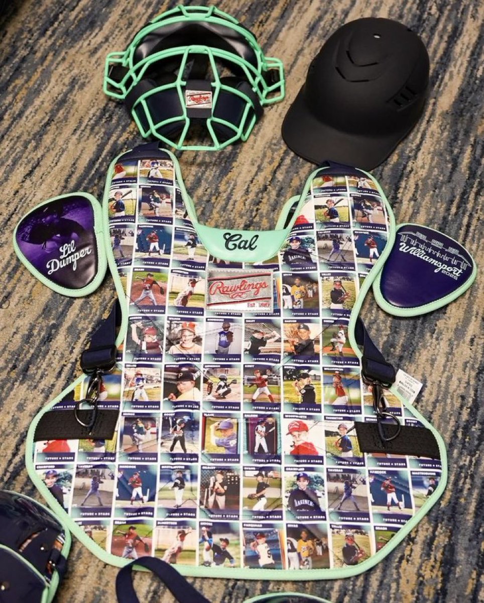 Cal Raleigh’s gear for tonight’s Little League Classic has his teammate’s Little League cards all over it 🥹

(Via calraleigh_ on Instagram)