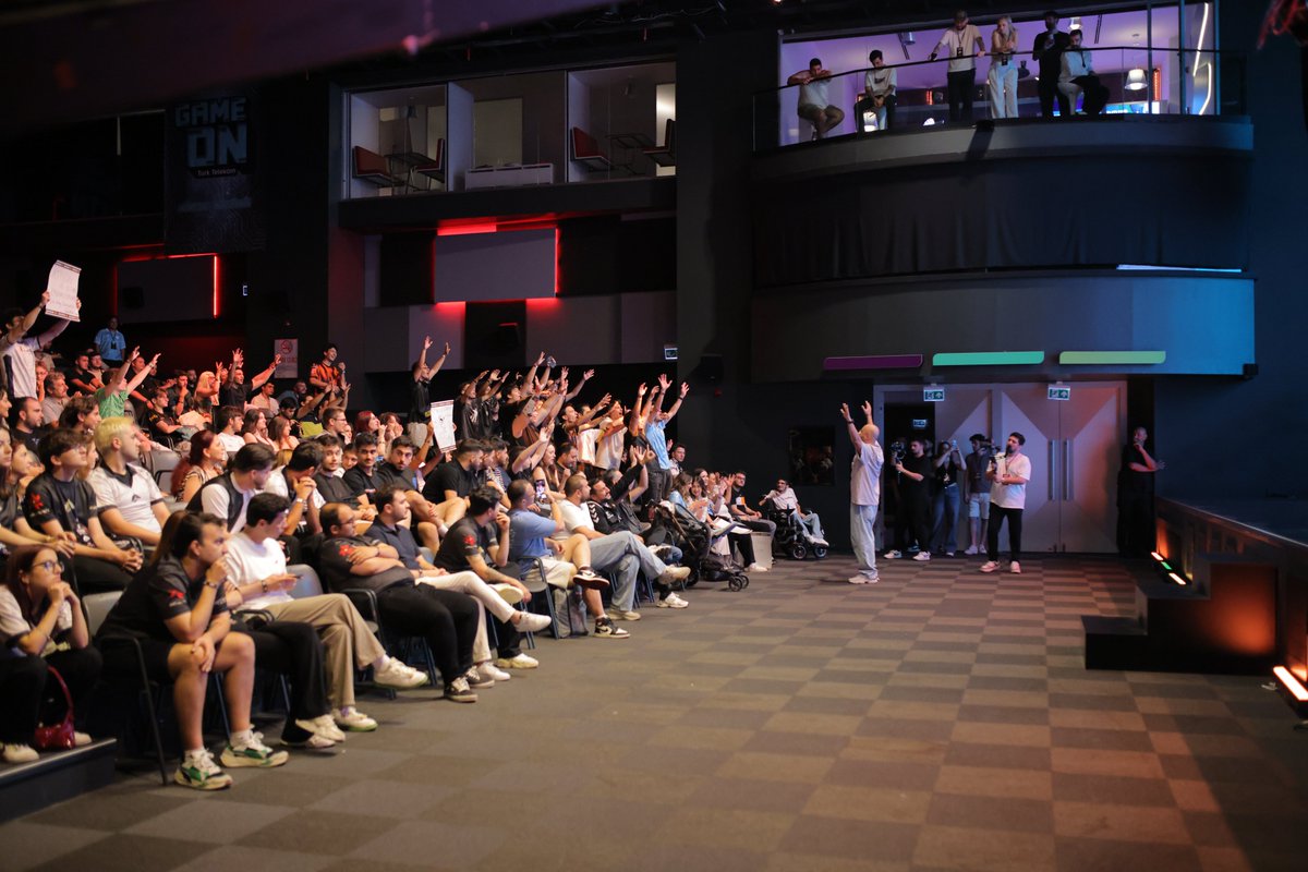 valleague_tr's tweet image. .@epicoach'ten BBL taraftarlarına üçlü!