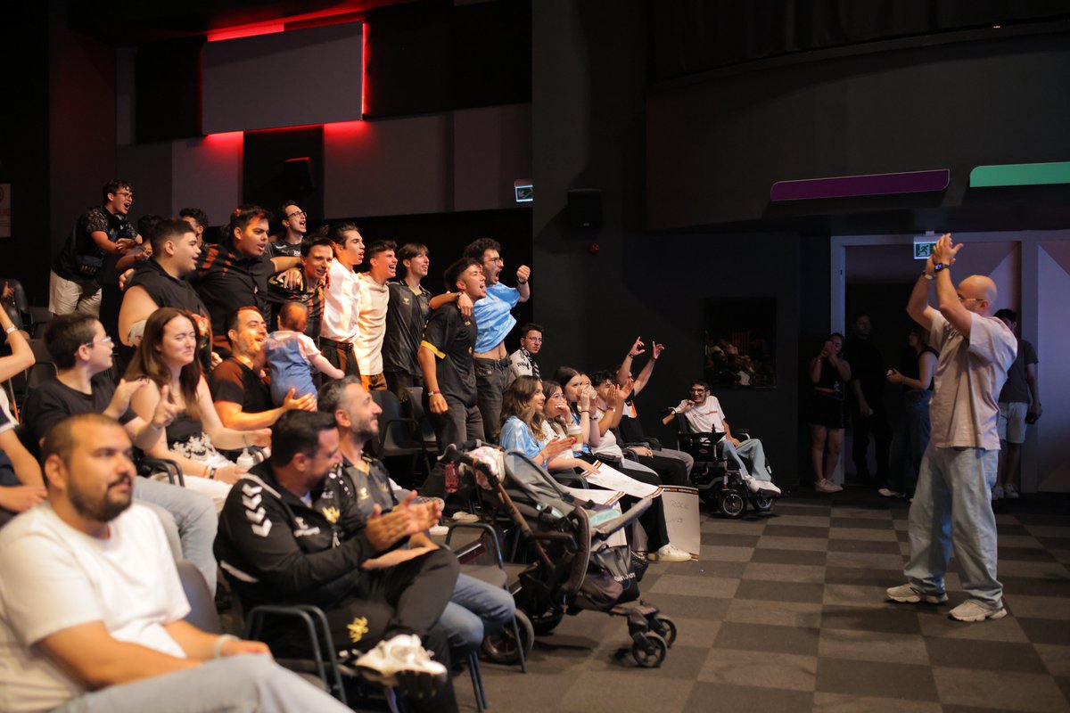 valleague_tr's tweet image. .@epicoach'ten BBL taraftarlarına üçlü!