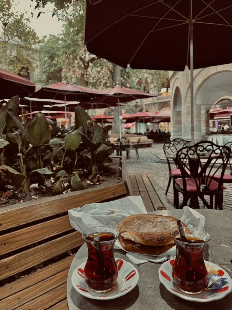 SuleymannCinar's tweet photo. …

“İsterdim bu eski yerde seninle
Başbaşa uyumak son uykumuzu,
Bu hayal içinde... ve ufkumuzu
Çepçevre kaplasın bu ziya, bu renk,
Havayı dolduran uhrevi ahenk”

… https://t.co/hnTYgC89YR