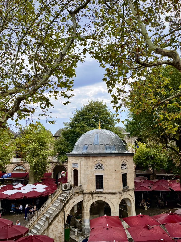 SuleymannCinar's tweet photo. …

“İsterdim bu eski yerde seninle
Başbaşa uyumak son uykumuzu,
Bu hayal içinde... ve ufkumuzu
Çepçevre kaplasın bu ziya, bu renk,
Havayı dolduran uhrevi ahenk”

… https://t.co/hnTYgC89YR