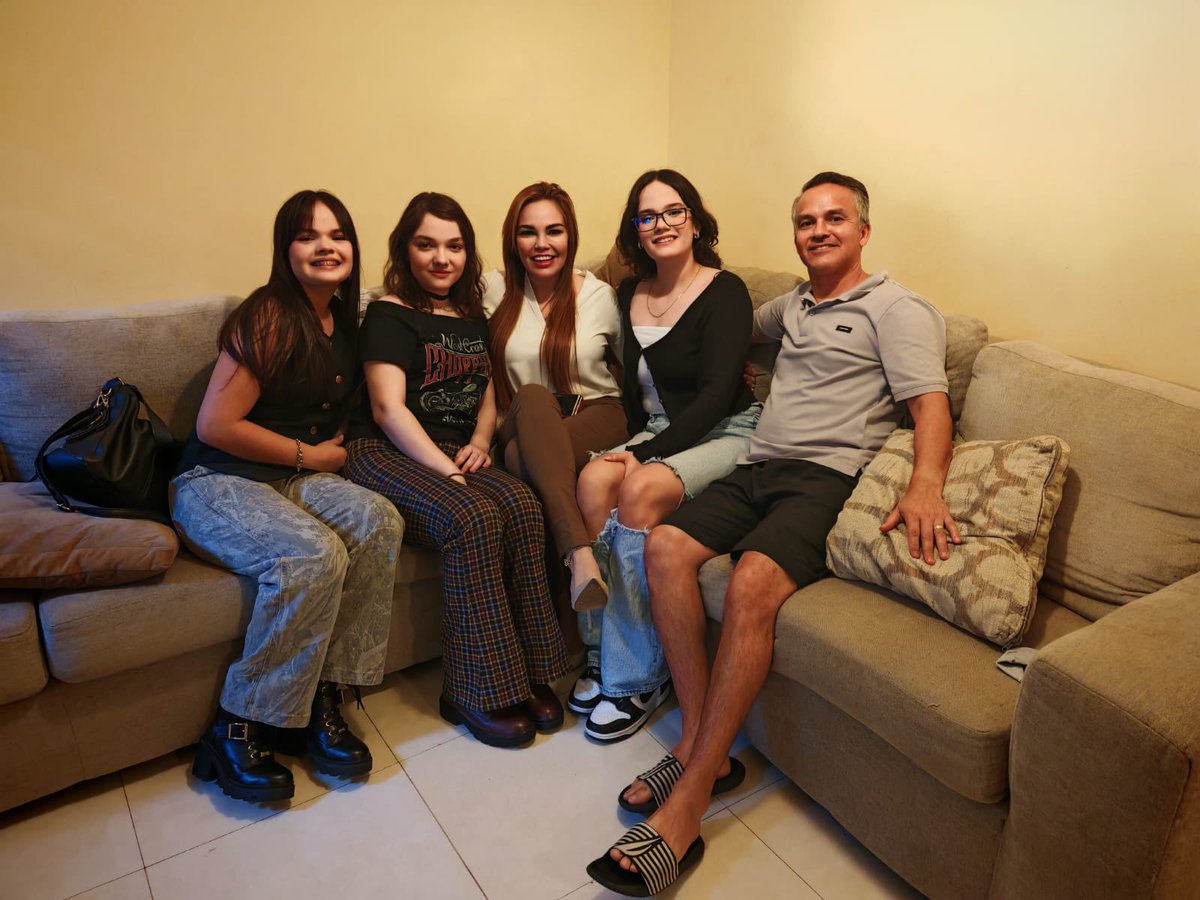 Que Dios y la vida les sonría tanto que puedan tener la oportunidad de pasar un día con su familia … 🥹❤️✨

Hoy dominguito tengo la dicha de disfrutar con mis sobris y mi hermano Iván de un rico desayuno 🥞 y uno que otro chismesito 🫣🤪 jajaa 

¿Cómo lo pasan ustedes?