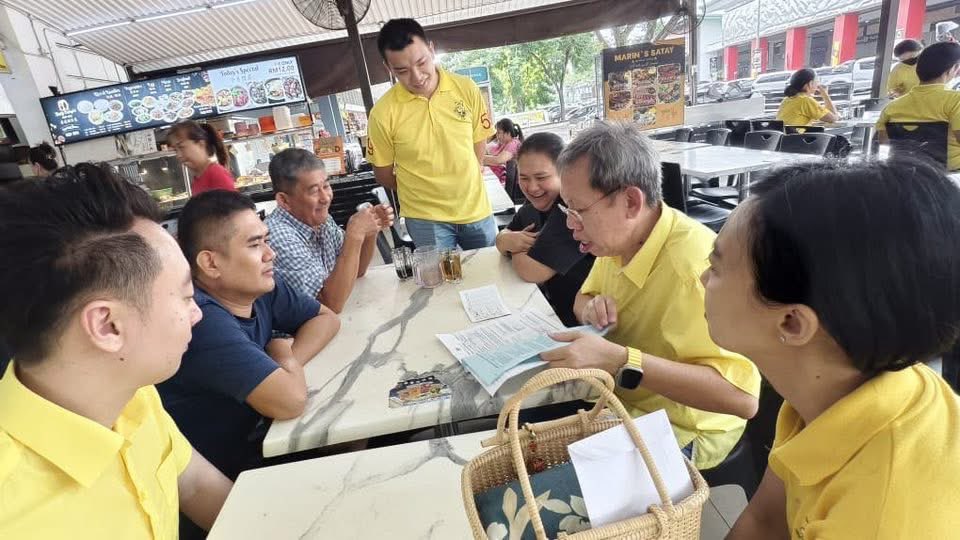 simkuihian's tweet photo. #嗡嗡嗡 #bersamamu #人联党/#砂政盟 民间流动服务柜台｜ 

Thank you “busy bees” for coming together (the public, community leaders KMKK, local councilors, service centre &amp; branch staff, volunteers, friends…and YOU) at the mobile service counter #Service2U at your local kopitiams https://t.co/shXAgQ6wnD