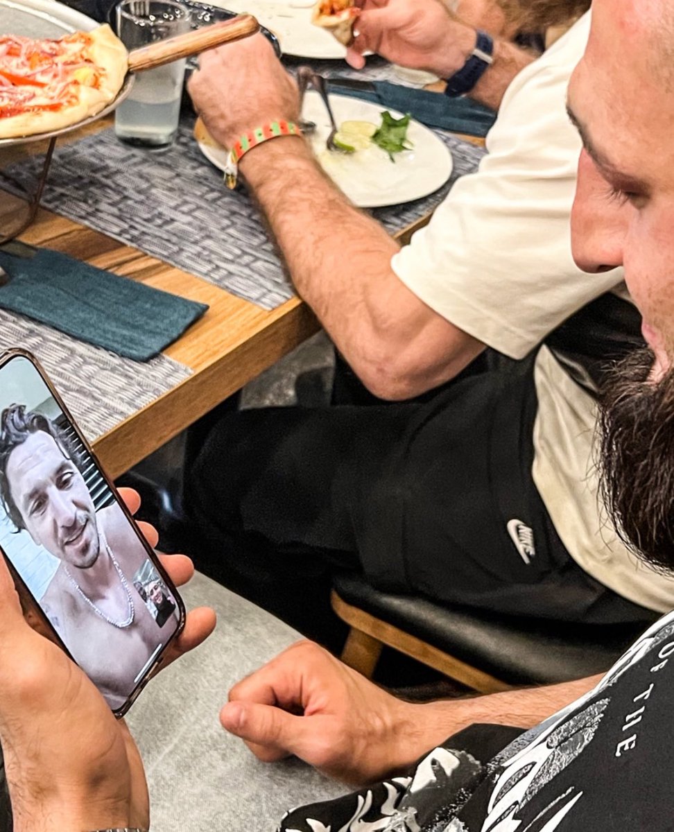Chimaev hablando con su amigo Zlatan Ibrahimovic por FaceTime, en la cena después de coronarse Campeón en #UFC319