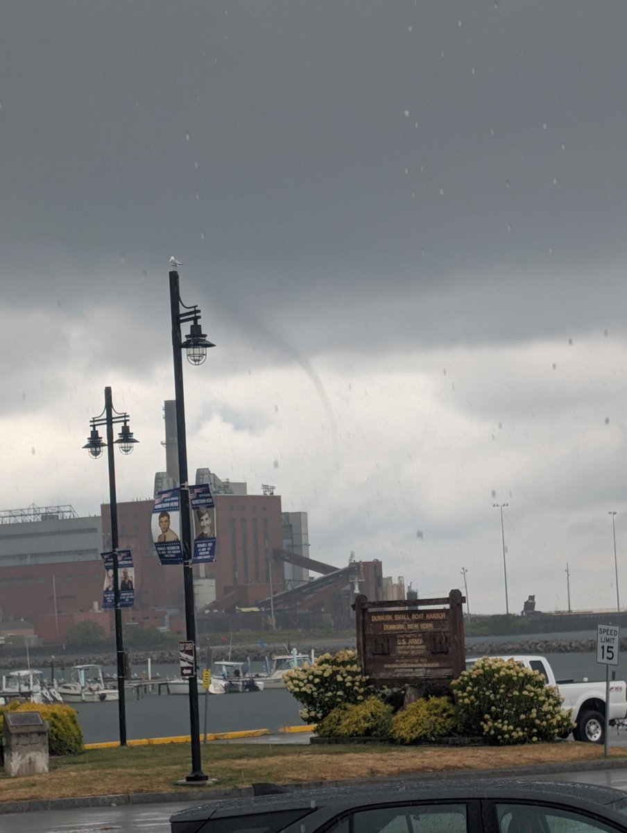 jknoopp's tweet image. Water Spout over Lake Erie in Dunkirk NY