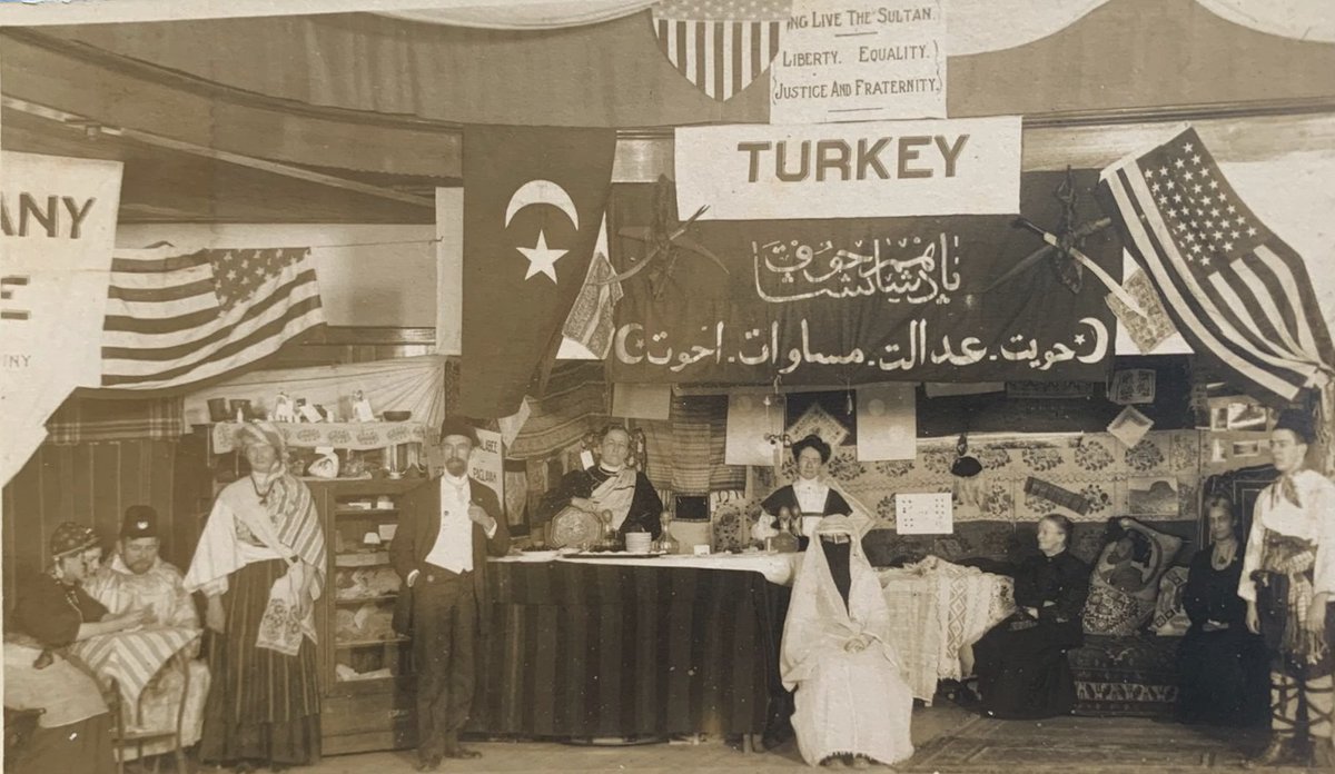 Muhtemelen ilk kez göreceğiniz çok nadir bir kare.

1909 yılında ABD'de düzenlenen “Milletler Kongresi” etkinliğinde Türkiye standı. 
II. Meşrutiyet'in etkisi kendini belli ediyor.
Türk ürünlerinin, dokumaların ve yatağanların yanı sıra II. Meşrutiyet'in sloganları: Özgürlük,