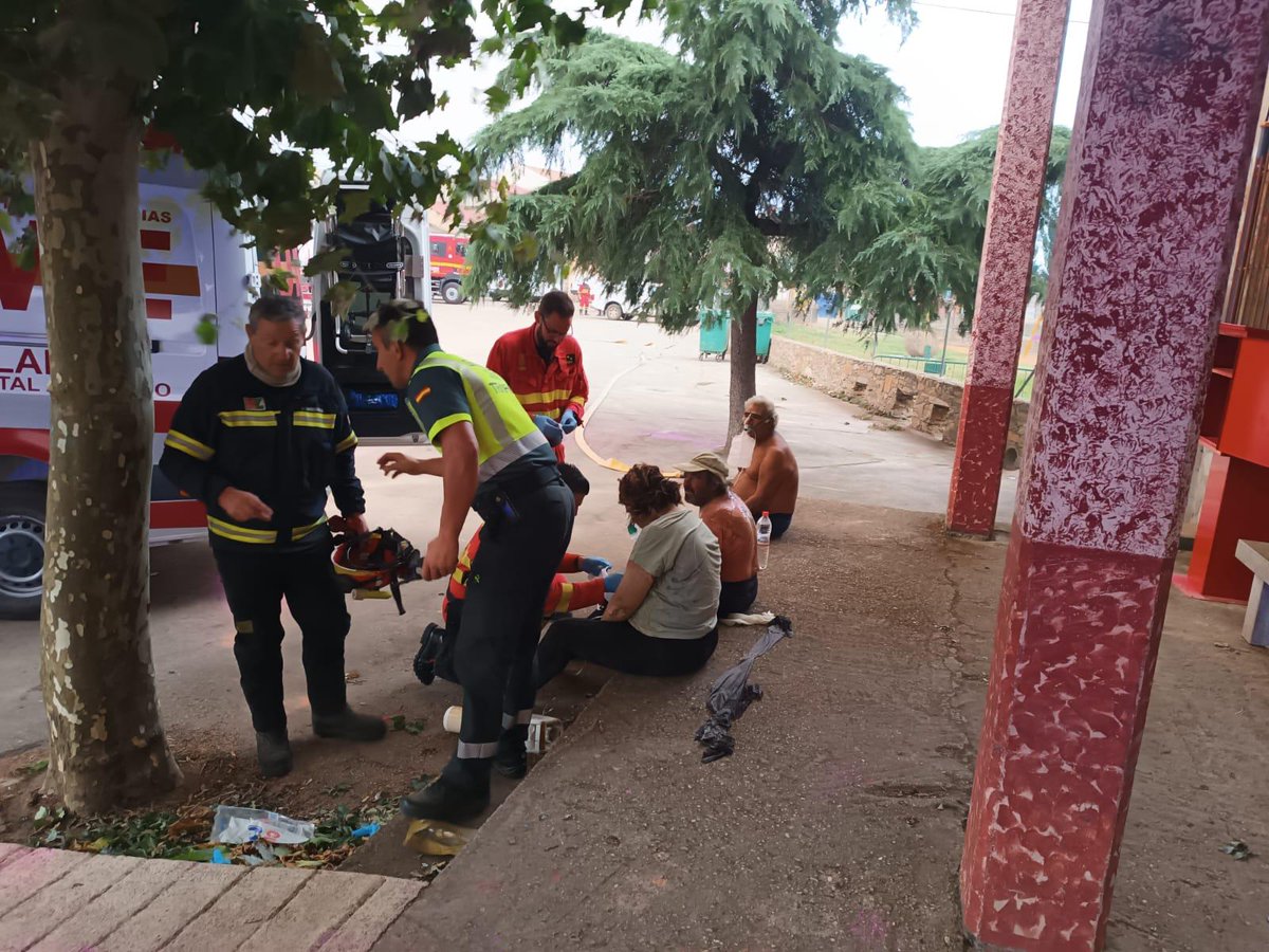 Ministerio del Interior (@interiorgob) on Twitter photo 🔥 Las Fuerzas y Cuerpos de Seguridad del Estado han evacuado ya a 27.152 personas por los incendios forestales.
🔛 Desde el 1 de junio.
🚔 <a href="/policia/">Policía Nacional</a> y <a href="/guardiacivil/">Guardia Civil</a>, enorme labor.
🫂 Gracias también a la ciudadanía: vuestro apoyo y comprensión lo hacen posible. 🔥 Las Fuerzas y Cuerpos de Seguridad del Estado han evacuado ya a 27.152 personas por los incendios forestales.
🔛 Desde el 1 de junio.
🚔 <a href="/policia/">Policía Nacional</a> y <a href="/guardiacivil/">Guardia Civil</a>, enorme labor.
🫂 Gracias también a la ciudadanía: vuestro apoyo y comprensión lo hacen posible.