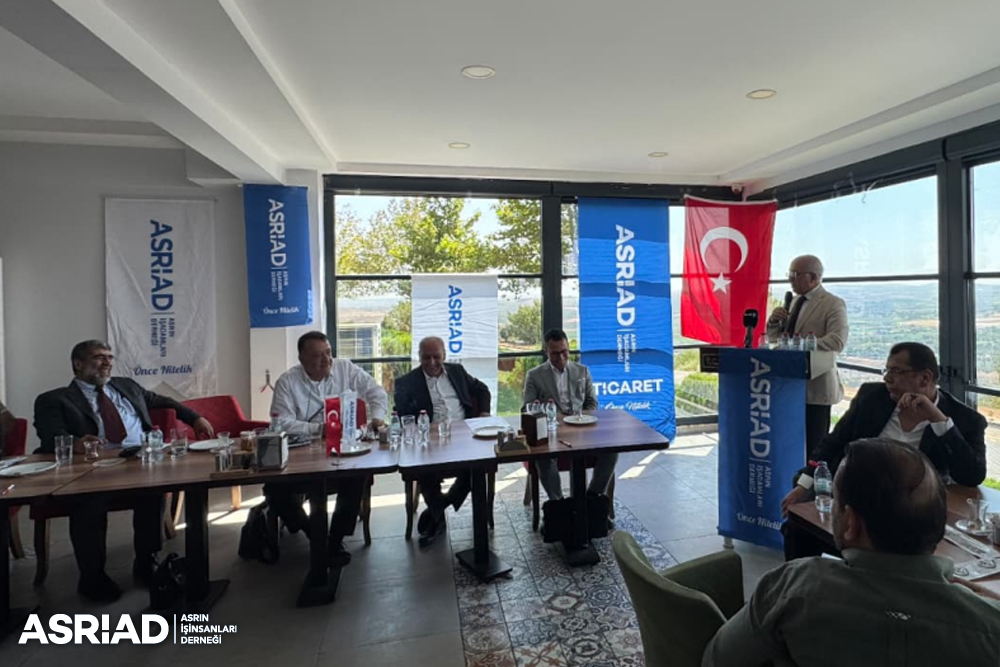 asriadgm's tweet photo. Genel Başkanımız Cemil Yıldız, Yeni Yatırımlar, Projelerden Sorumlu Genel Başkan Yardımcısı İsmail Hakkı Kuran ile Yönetim Kurulu Üyesi ve Teşkilatlanma Komisyonu Başkan Yardımcısı Ömer Adıyaman, ASRİAD Gaziantep Şubesi Genel Kuruluna katılırken, yapılan seçim sonunda şube başkanlığına mevcut başkan Suat Bozkurt yeniden seçildi.

Genel Kurul'da bir konuşma yapan ASRİAD Genel Başkanı Cemil Yıldız,  Gaziantep'in sadece bölgesinin değil, Türkiye’nin de sanayi lokomotiflerinden biri olduğunu, 38 organize sanayi bölgesinde yaklaşık 3.200 fabrika, 116 küçük sanayi sitesinde 48.000 işletme ve 250 bini aşan istihdam kapasitesiyle Türkiye’nin en büyük üretim üslerinden biri olduğuna vurgu yaptı.

Gaziantep'in coğrafi olarak Kahramanmaraş depreminin etkilediği iller arasında olmasına rağmen sanayi gücü, lojistik kabiliyeti ve girişimci ruhu sayesinde toparlanma sürecini hızlı başlatan şehirlerden biri olduğunun altını çizen ASRİAD Genel Başkanı Cemil Yıldız, Ocak–Haziran 2025 döneminde şehrin, 4 milyar 851 milyon dolar ihracat ile Türkiye’nin “en çok ihracat yapan 6. ili” konumunu sürdürdüğünü ifade etti.

Gaziantep ve bölge ekonomisinde yaşanan gelişmeler hakkında istatistiki veriler sunan Cemil Yıldız, şehrin girişimci ruhunu, sanayi tecrübesini ve birlik gücünü daha büyük hedeflere taşıyabilmek için ASRİAD olarak birlikte çalışarak Gaziantep'i sadece Türkiye’nin değil, bölgenin ve dünyanın en önemli sanayi merkezlerinden biri haline getirmek amacıyla çalışmalara tüm hızıyla devam ettiklerini söyledi. 

Cemil Yıldız, konuşmasının sonunda şube başkanlığına yeniden seçilen Suat Bozkurt'a ve şube yönetim kurulu üyelerine başarılar diledi.

#genelkurul #sanayi #ekonomi #öncenitelik