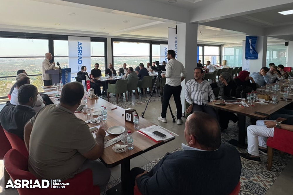asriadgm's tweet photo. Genel Başkanımız Cemil Yıldız, Yeni Yatırımlar, Projelerden Sorumlu Genel Başkan Yardımcısı İsmail Hakkı Kuran ile Yönetim Kurulu Üyesi ve Teşkilatlanma Komisyonu Başkan Yardımcısı Ömer Adıyaman, ASRİAD Gaziantep Şubesi Genel Kuruluna katılırken, yapılan seçim sonunda şube başkanlığına mevcut başkan Suat Bozkurt yeniden seçildi.

Genel Kurul'da bir konuşma yapan ASRİAD Genel Başkanı Cemil Yıldız,  Gaziantep'in sadece bölgesinin değil, Türkiye’nin de sanayi lokomotiflerinden biri olduğunu, 38 organize sanayi bölgesinde yaklaşık 3.200 fabrika, 116 küçük sanayi sitesinde 48.000 işletme ve 250 bini aşan istihdam kapasitesiyle Türkiye’nin en büyük üretim üslerinden biri olduğuna vurgu yaptı.

Gaziantep'in coğrafi olarak Kahramanmaraş depreminin etkilediği iller arasında olmasına rağmen sanayi gücü, lojistik kabiliyeti ve girişimci ruhu sayesinde toparlanma sürecini hızlı başlatan şehirlerden biri olduğunun altını çizen ASRİAD Genel Başkanı Cemil Yıldız, Ocak–Haziran 2025 döneminde şehrin, 4 milyar 851 milyon dolar ihracat ile Türkiye’nin “en çok ihracat yapan 6. ili” konumunu sürdürdüğünü ifade etti.

Gaziantep ve bölge ekonomisinde yaşanan gelişmeler hakkında istatistiki veriler sunan Cemil Yıldız, şehrin girişimci ruhunu, sanayi tecrübesini ve birlik gücünü daha büyük hedeflere taşıyabilmek için ASRİAD olarak birlikte çalışarak Gaziantep'i sadece Türkiye’nin değil, bölgenin ve dünyanın en önemli sanayi merkezlerinden biri haline getirmek amacıyla çalışmalara tüm hızıyla devam ettiklerini söyledi. 

Cemil Yıldız, konuşmasının sonunda şube başkanlığına yeniden seçilen Suat Bozkurt'a ve şube yönetim kurulu üyelerine başarılar diledi.

#genelkurul #sanayi #ekonomi #öncenitelik