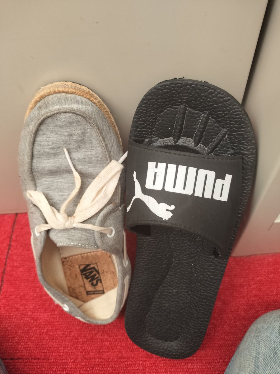 疲れてるんだろな
夜勤これで来た
車降りて更衣室に入る時に左右違うことに気付く
もうわたしだめかもしれん