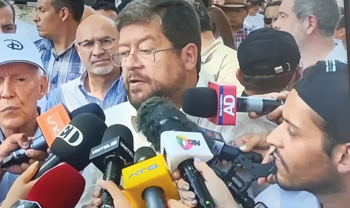 #ULTIMO Luis Camacho, hijo del gobernador Camacho, junto a Doria, reiteró que durante la jornada de ayer y hoy se ha puesto en peligro la vida de su padre en #Chonchocoro y que pese a negarlo, policías le entregaron chaleco antibalas y casco como una anticipación a la violencia.