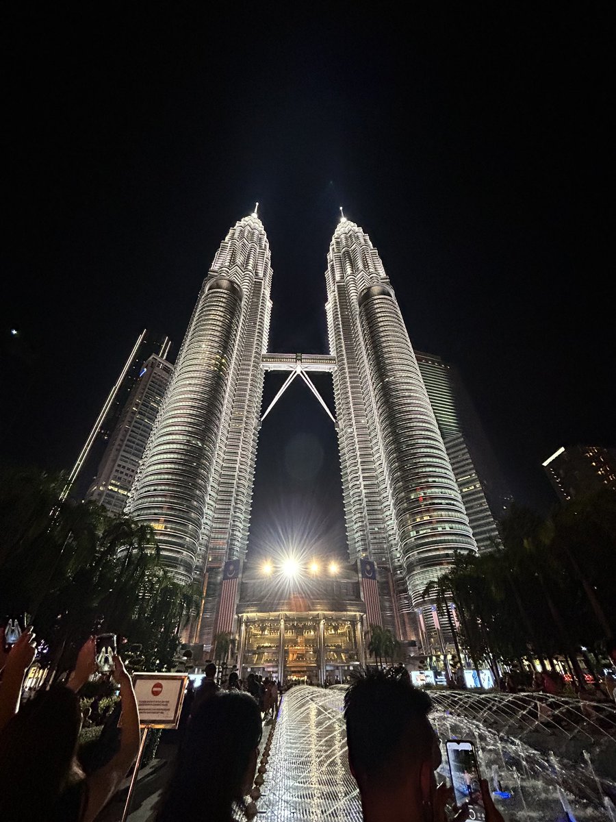 malaysiatravel1's tweet photo. أماكن و نشاطات مجانية في #كوالالمبور 
1️⃣
زيارة حديقة البرجين التوأم و مرافقها 
فيها بعض الألعاب للأطفال و النافورة والممشى

🔴
كوب قهوة او عصير وانت تتمشى هناك جو جميل 

📍

https://t.co/apKyCqLnQI https://t.co/O0QFaBUlsp
