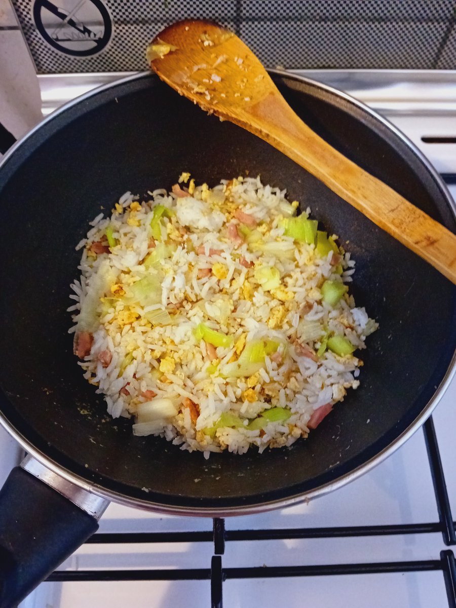 Na een grote schoonmaak thuis..  en 2 wasjes te hebben gedraaid🫧🪣 doe ik het heel rustig aan verder met koken.
Gebakken rijst it is❤️‍🔥