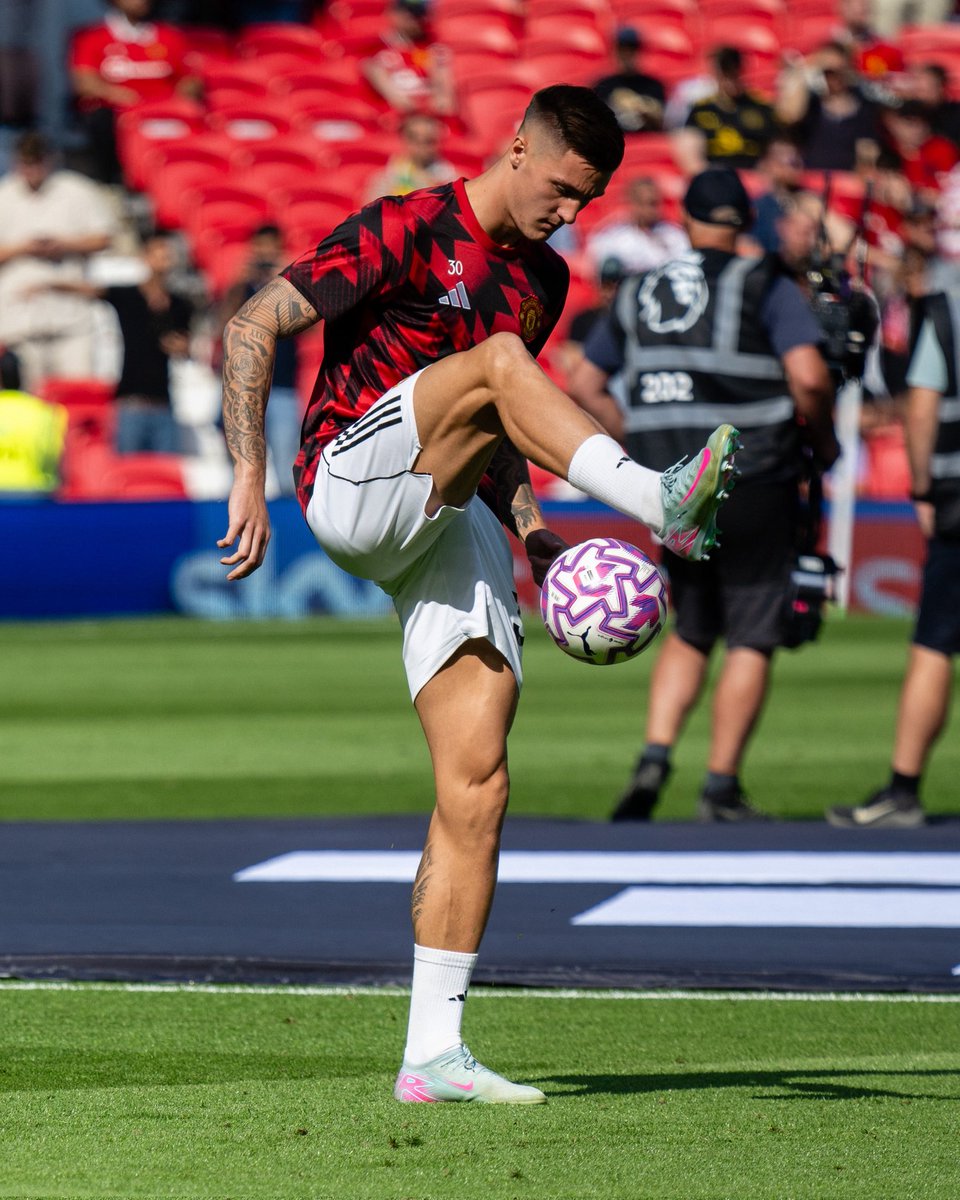 3pl3_s's tweet photo. We've successfully found openings in the first half now is the time to bring on a striker. It is ล eลกko time #manutdvsarsenal https://t.co/KLtpeVLnpu