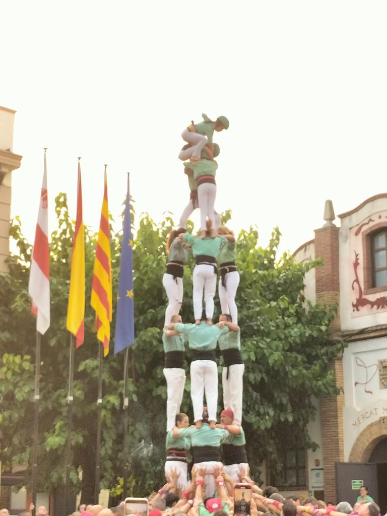 Albertagpi's tweet photo. Diada #Casterreea a #Mollet amb @CastellerMollet i @moixiganguers 

#castells #castelleres #castellers https://t.co/mK8PRFvBkR