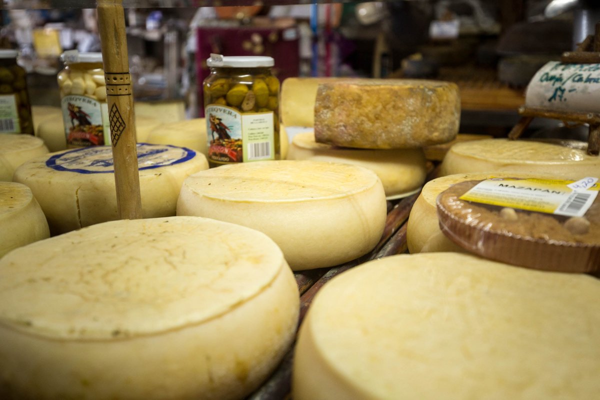 #PatrimonioGastronómico

El Queso de Flor, uno de los grandes emblemas gastronómicos de Canarias, combina tradición, paisaje y un saber hacer transmitido durante siglos.