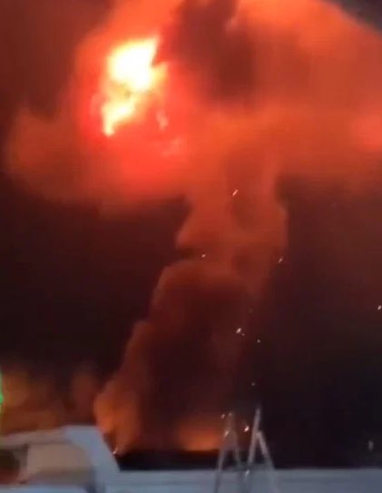 🇾🇪 Hizez'deki elektrik santralini hedef alan saldırının ardından bir dizi patlama, Sanaa'yı sarsıyor

Yemen'in başkenti Sanaa'da Pazar günü şafak vakti, Hiziz bölgesindeki elektrik santralini hedef alan hava saldırıları sonucu meydana gelen şiddetli patlamalar, santralin