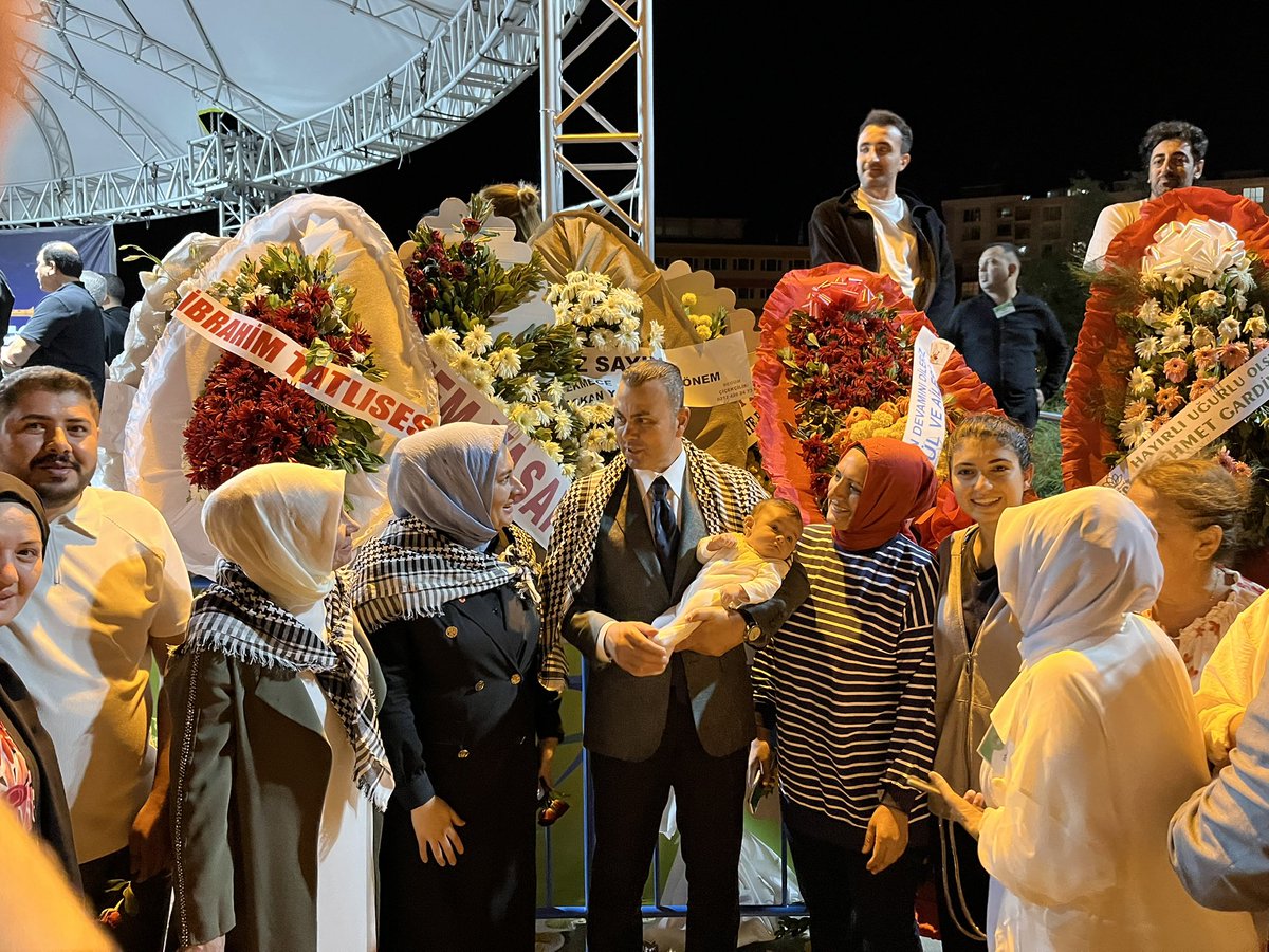 Beylikdüzü Şanlıurfalılılar Derneği tarafından düzenlenen Sıra Gecesine Milletvekilimiz, İlçe Başkanımız ve teşkilat mensuplarımız ile birlikte katıldık.

Urfa’nın eşsiz havasını bize yaşatan Dernek Başkanı İzzet Kaya ile Kadın Kolları Başkanı Medine Yener’e teşekkür ediyorum.