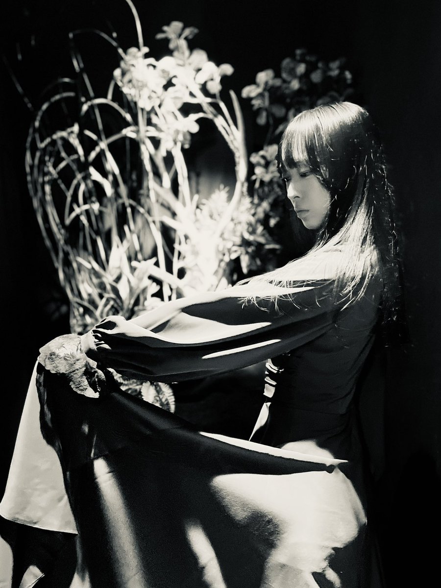 「百物語 - 月下美人 -」

8/17
ご来場、ご視聴いただきありがとうございました。

闇夜の中、何を見つけましたか？
今日その目に映した景色をどうか忘れないで。

次の出演は8/24(日)です。
またお会いしましょう🕯️🌑

#百物語月下美人
#DAZZLE百物語