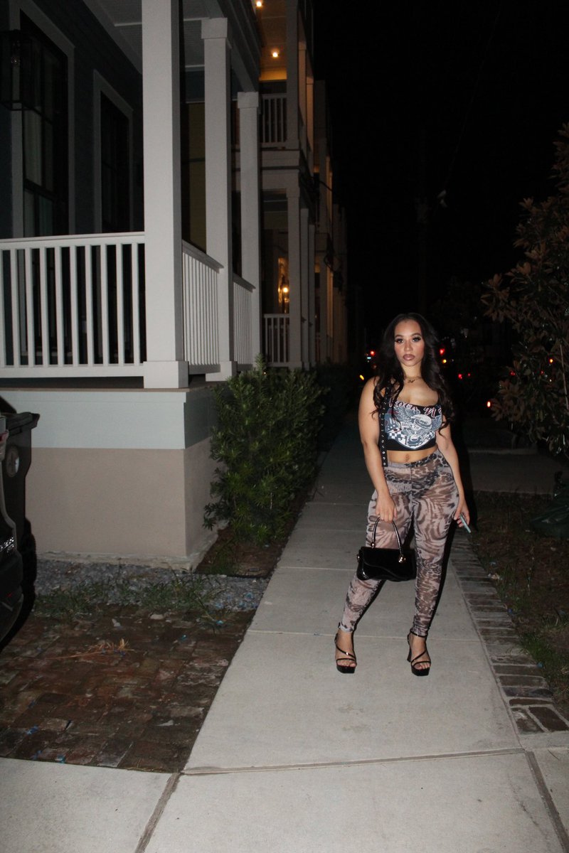 _jayysterrr's tweet photo. Look at me outside with “blank nails “🤣 https://t.co/fhJ8TaClh5