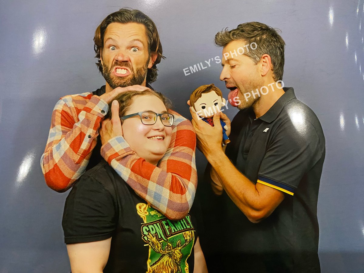 hunterxdeano's tweet photo. i was meant to share this photo with @Livvy_Mari but since she couldn’t be here i told them to pretend the dean toy was her and this is what misha decided to do…
#ftlof https://t.co/cmkwLbss8N
