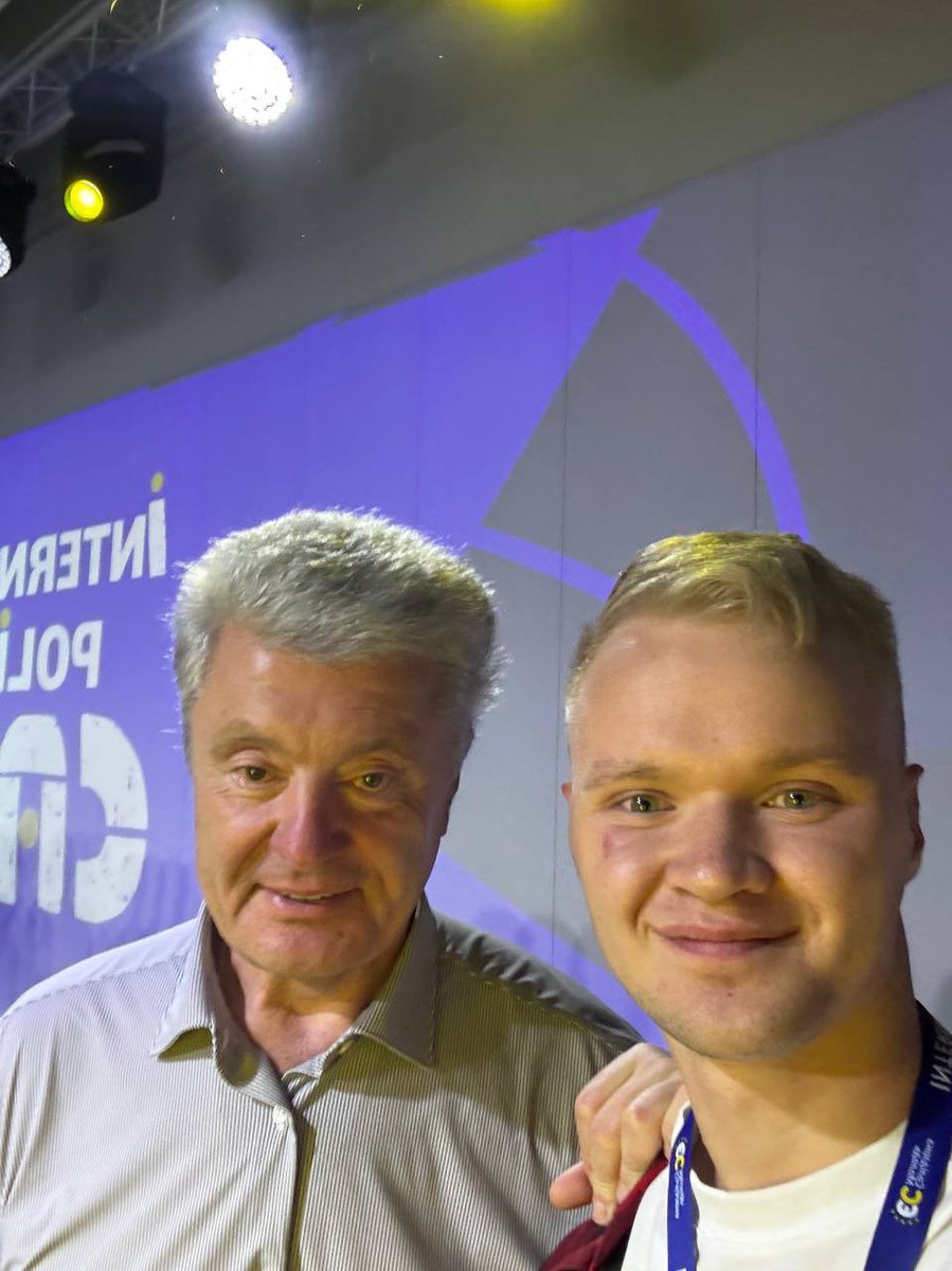 Різниця між цими фото вже понад 10 років) Сильно змінилися?😅 
 
Перше фото датується січнем 2014 року. Зроблено у самий розпал Революції Гідності, коли ми разом святкували Новий рік. 
 
Тоді українська молодь вийшла на протести з метою домогтися повернення України до інтеграції