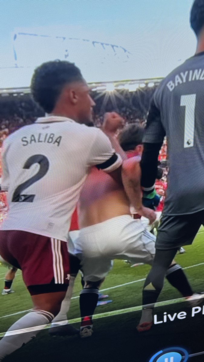 AdamLiterally's tweet image. Someone who knows the rules, tell me why Saliba pulling Mount&apos;s shirt off his back and holding onto him to keep him from going for the ball is within the rules.