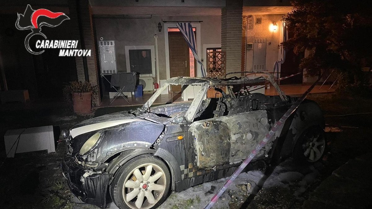 Incendia l’auto dell’ex moglie per vendetta ma si ustiona le mani e viene scoperto: arrestato milano.repubblica.it/cronaca/2025/0…