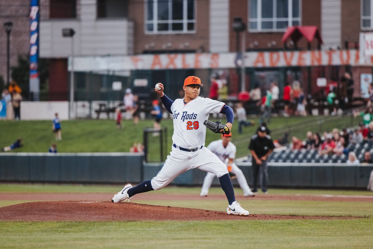 The <a href="/RaysBaseball/">Tampa Bay Rays</a> No. 11 prospect Santiago Suarez makes his 1st start for the <a href="/BGHotRods/">Bowling Green Hot Rods</a> since going on the IL on May 9. He started 6 games, including a lot of success:

1.78 ERA, 25.1 IP, 5 ER, 28 K, 5 BB

1st pitch at 12:00 CT. Tune in with me!

📻: bit.ly/4cPCwXV