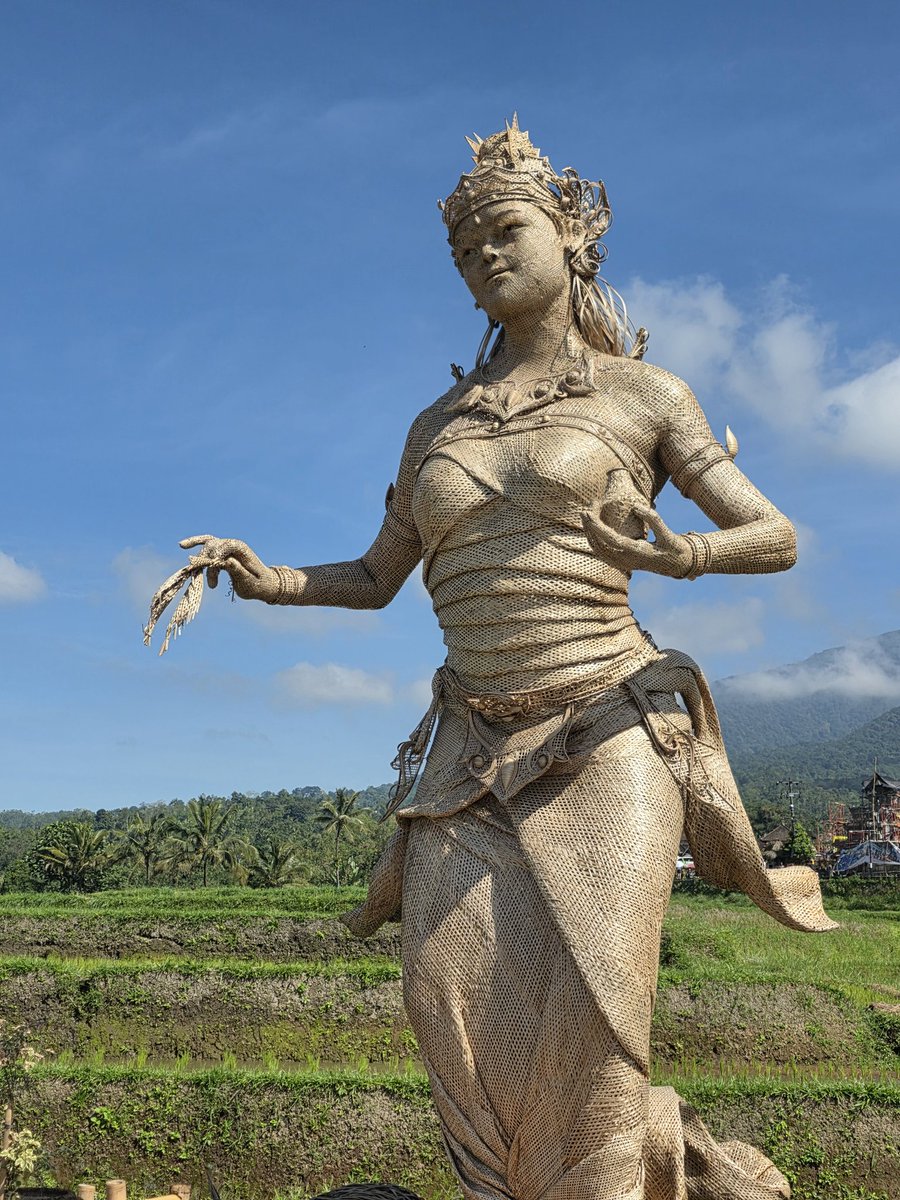 And thus as you continuously chant, 
The first syllable becomes the last syllable 
Meditate on the Chakra within 
Offering rice grain and Kusa grass, 
Thus performing archanas, 
She shall appear before you