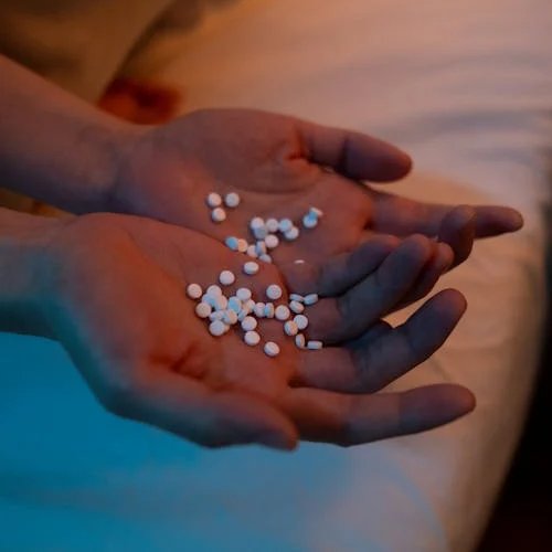 Isparta’da bir adam, kalça ağrısı şikayetiyle gittiği hastanede yapılan tahlillerde cinsel saldırıya uğradığını öğrendi.

Olayla ilgili olarak adamın oğlu, babasına uyuşturucu madde vererek tecavüz ettiği iddiasıyla gözaltına alındı.

(Burdur Gazetesi)