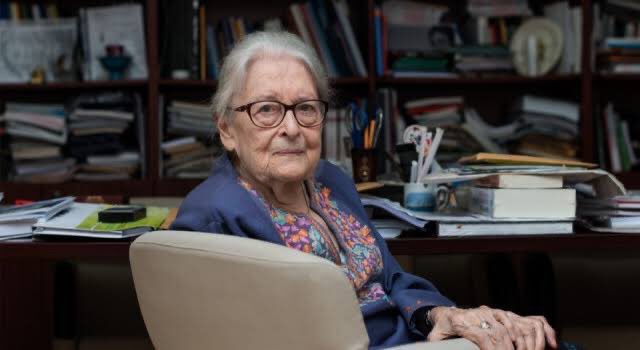 İnsanlık onuru, sizin başınıza gelene değil, başkasının başına gelen -bir şey’e- karşı, sizin nasıl tavır aldığınızdır. - İoanna Kuçuradi