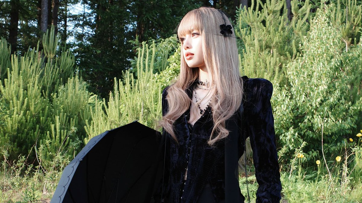 blckpinkpic's tweet photo. LISA INSTAGRAM UPDATE https://t.co/DRiMtj1Bjq
