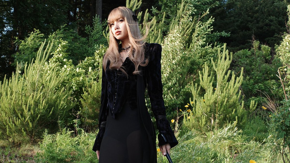 blckpinkpic's tweet photo. LISA INSTAGRAM UPDATE https://t.co/DRiMtj1Bjq