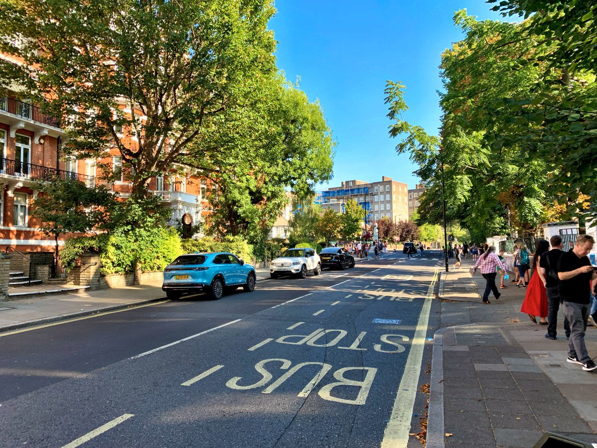 Quando per digerire la carbonara esci ed Habbey Road è a 10 minuti da casa 
#brent #kilburn #london