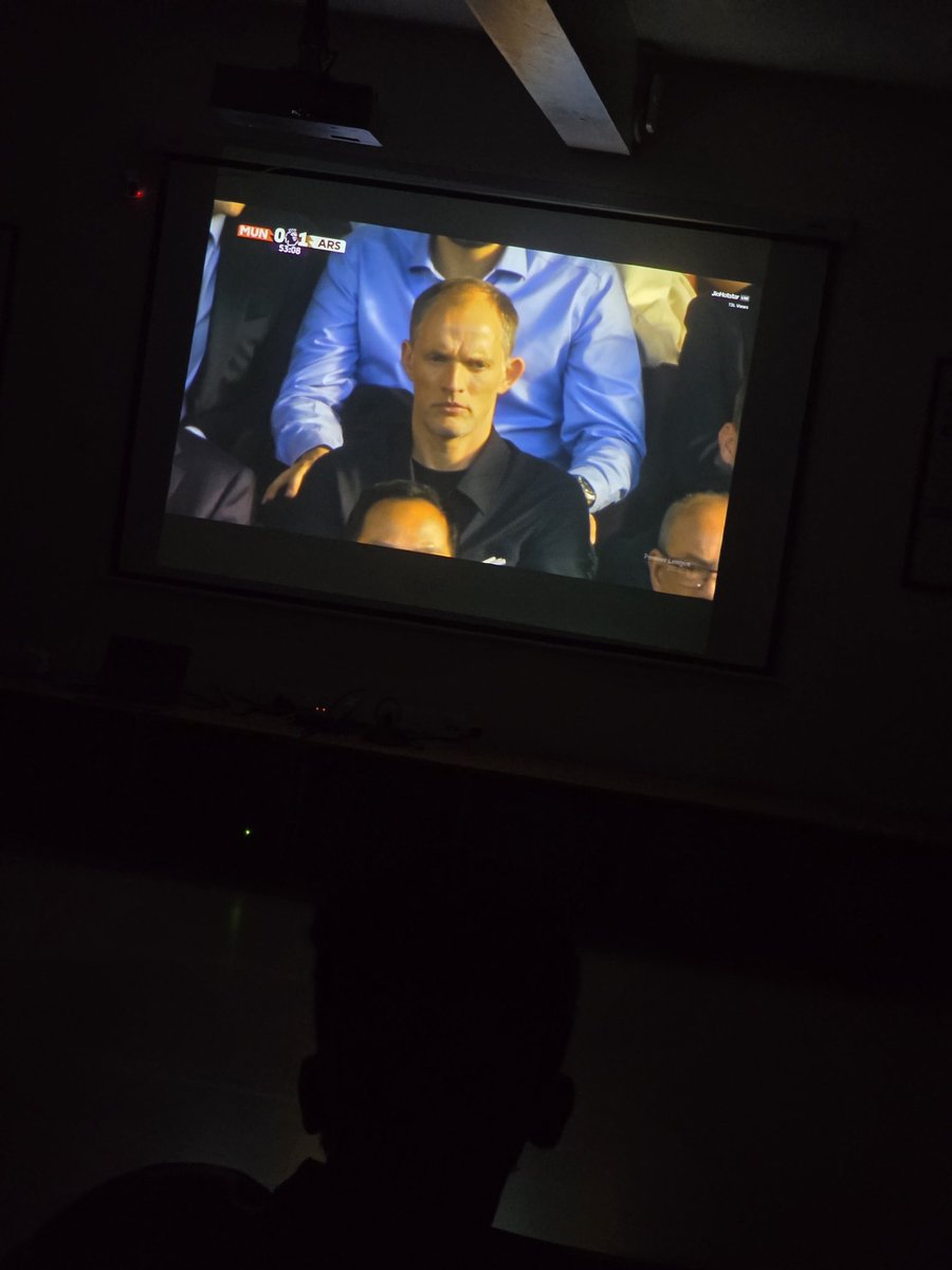Sunday nights are for Watching ARS vs MUN match with my homies.