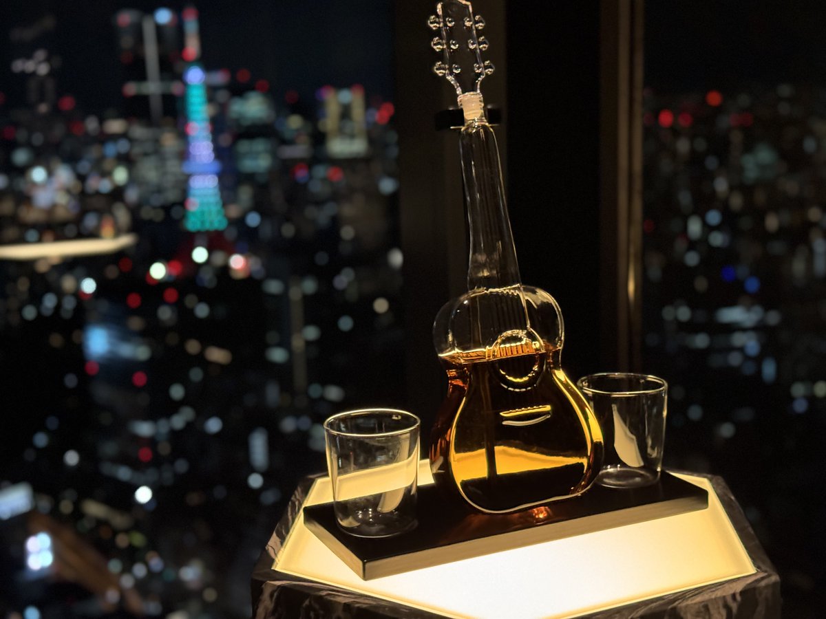 『OFF RECORD』 開業したてのフェアモント東京にある隠れ家的バーを訪問。秘密の入り口がブックシェルフに隠されたセンサーで、紹介してもらえないと絶対わからない🤣 McIntosh MC275 真空管パワーアンプが、ヴィンテージなVinylコレクションを美しく奏でる。シャンパン美味しかった🥂✨