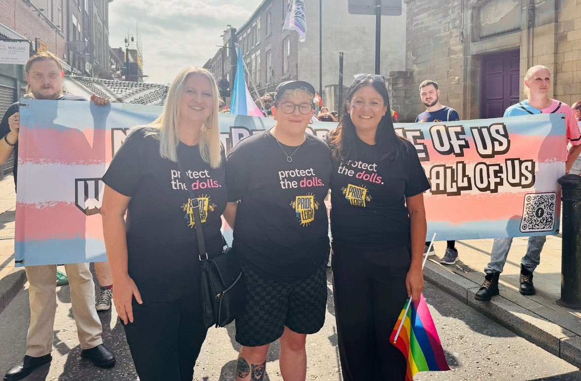 NoMinWPrisons's tweet photo. UK Labour MP @lisanandy wears a 'Protect the Dolls’ t-shirt, slang for men claiming to be women. But these 'dolls' include some of the most dangerous men convicted of violent and sexual offences against women and children. https://t.co/8o6shZtvOV
