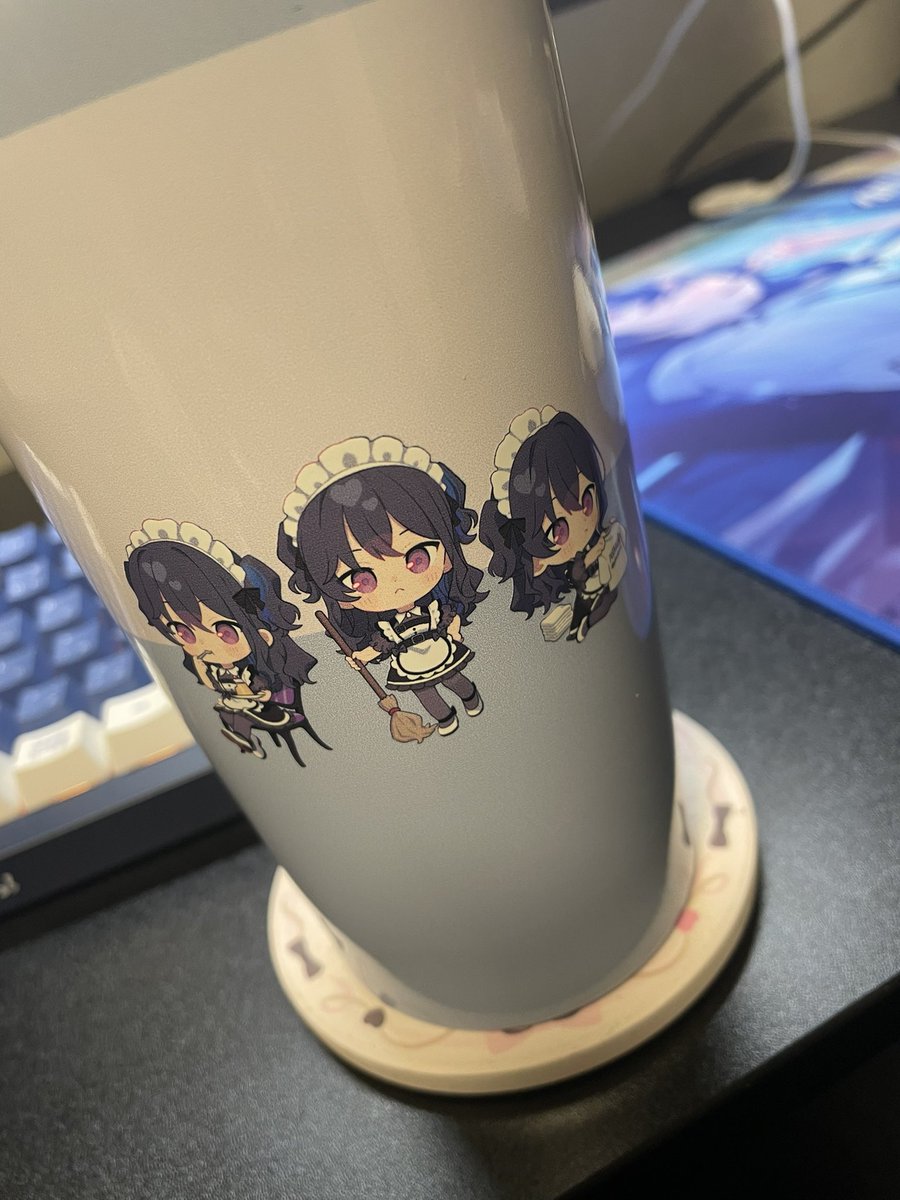 azlael___'s tweet photo. 一人暮らし始めたからデスク周り新調！
トリプルモニターにしてデバイスを
のせさんのキーボードとマウスパッドに！
それにしてもタンブラー思ってたよりデカくて感謝🙌

 #一ノ瀬うるは https://t.co/uQR9OHMeoL