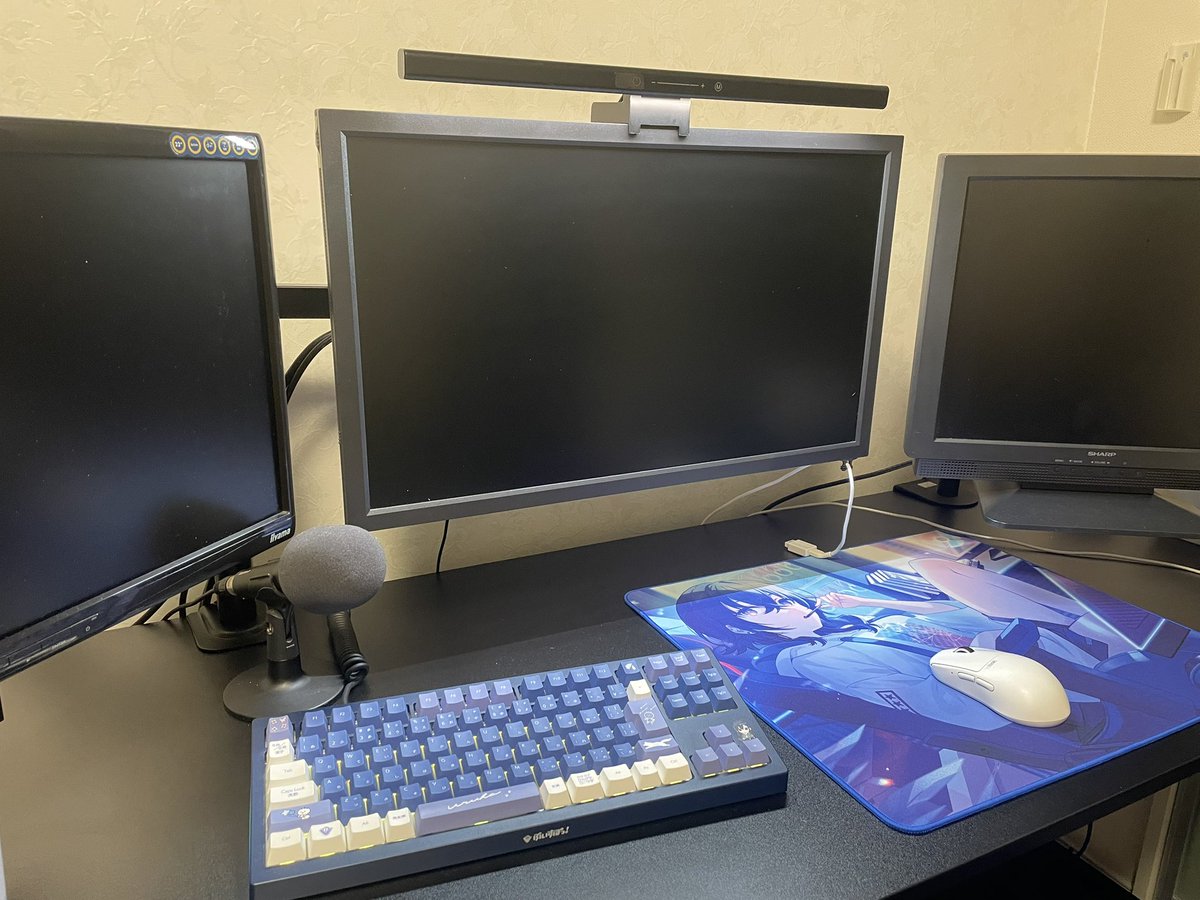 azlael___'s tweet photo. 一人暮らし始めたからデスク周り新調！
トリプルモニターにしてデバイスを
のせさんのキーボードとマウスパッドに！
それにしてもタンブラー思ってたよりデカくて感謝🙌

 #一ノ瀬うるは https://t.co/uQR9OHMeoL