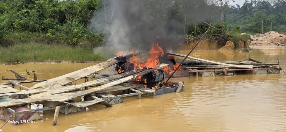 GendarmerieRci's tweet photo. 𝐋𝐔𝐓𝐓𝐄 𝐂𝐎𝐍𝐓𝐑𝐄 𝐋'𝐎𝐑𝐏𝐀𝐈𝐋𝐋𝐀𝐆𝐄 𝐈𝐋𝐋𝐄́𝐆𝐀𝐋 : 𝐃𝐄𝐒 𝐒𝐈𝐓𝐄𝐒 𝐈𝐋𝐋𝐄́𝐆𝐀𝐔𝐗 𝐃𝐄́𝐆𝐔𝐄𝐑𝐏𝐈𝐒 𝐀̀ 𝐌𝐀𝐅𝐄́𝐑𝐄́

#luttecontrelorpaillageillégal
#ProPatriaProLege https://t.co/moKHwUYL8C