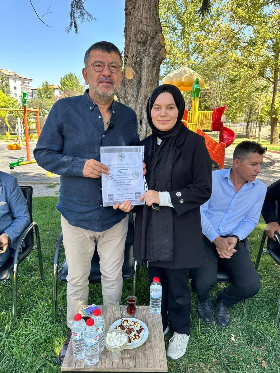 SGK’da personel açığı %38’i aşmış durumda. Bu tablo, hem çalışanlarımızı tüketiyor hem de vatandaşlarımızın hizmete erişimini zorlaştırıyor.

Bugün sahada özel yetişmiş, mevzuata hâkim Sosyal Güvenlik bölümü (3004 nitelik kodu) mezunları hazır bekliyor. Ancak iktidar, bu