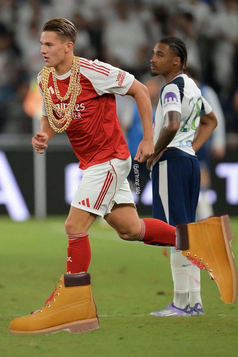 AllanSseky's tweet photo. Victor Gyokeres had more litres of sweat than touches on the ball 😂😂😂🙌 https://t.co/k1MEnUqRLT