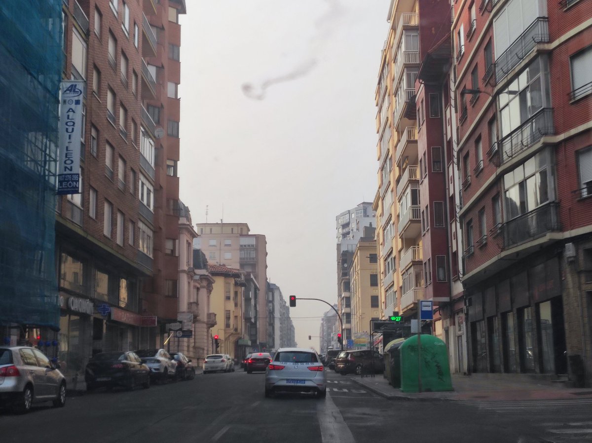 ThorNG95's tweet photo. La calidad del aire en León es desfavorable. Hay humo en el ambiente, el aire que se respira huele a hollín. Es imposible salir de casa sin mascarilla

No salgáis a la calle salvi si es imprescindible https://t.co/YvVAlwmaBv