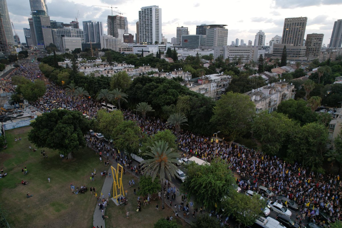 בתמונה:
נחיל אנשים בגודל האגו של בצלאל סמוטריץ, בדרך לכיכר החטופים (שם נמצאת כבר כמות דומה של אנשים)

צילום: איתן סלונים