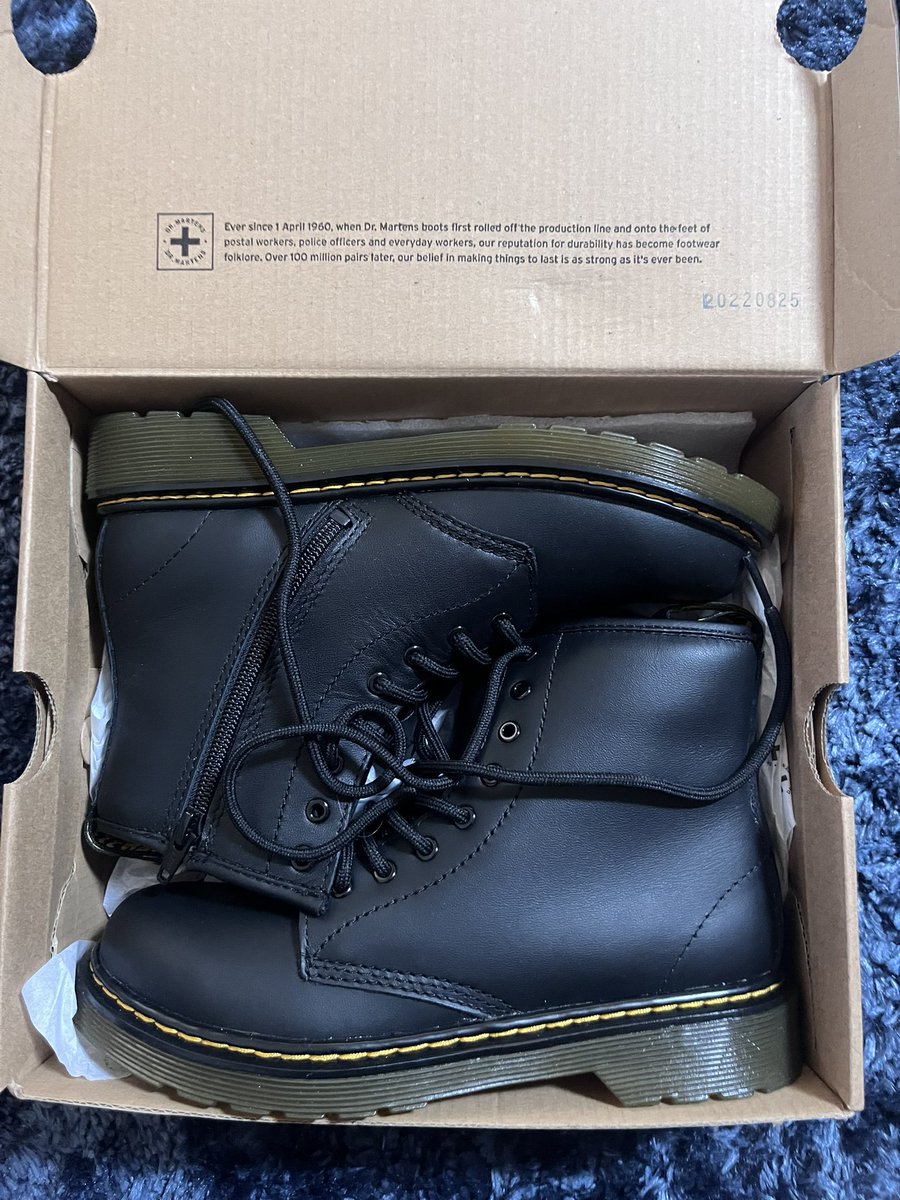 kizcoyle's tweet image. Sunday sales. One for the wives/gf or daughters. Doc Marten boots uk3. Absolute top draw these bnib
 £45 tyd. Shares must appreciated 🙏