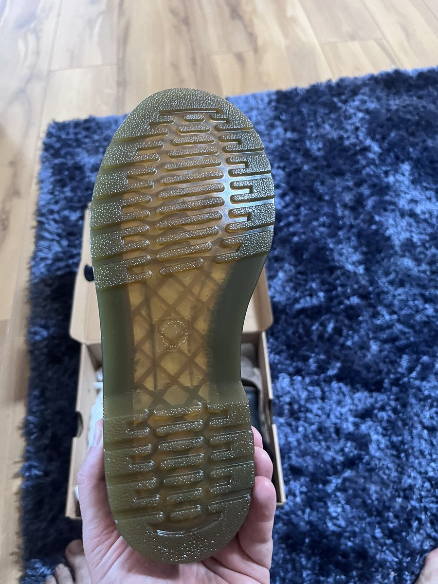 kizcoyle's tweet image. Sunday sales. One for the wives/gf or daughters. Doc Marten boots uk3. Absolute top draw these bnib
 £45 tyd. Shares must appreciated 🙏